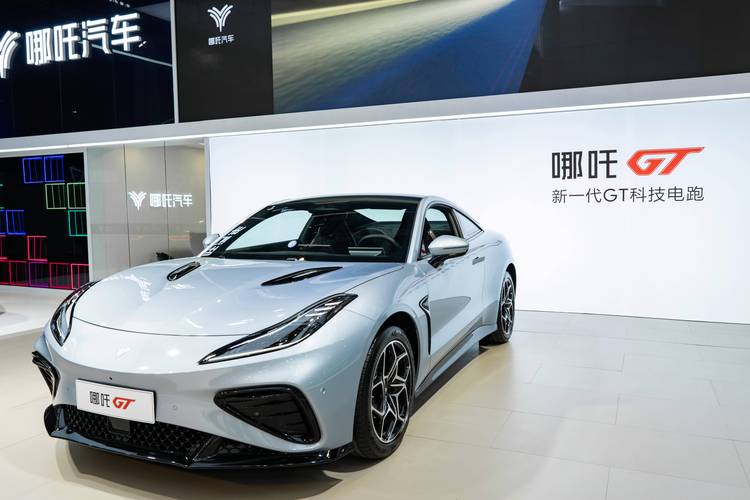 广州128哪吒汽车在智能汽车领域的表现，领途汽车在新能源汽车市场中的影响力